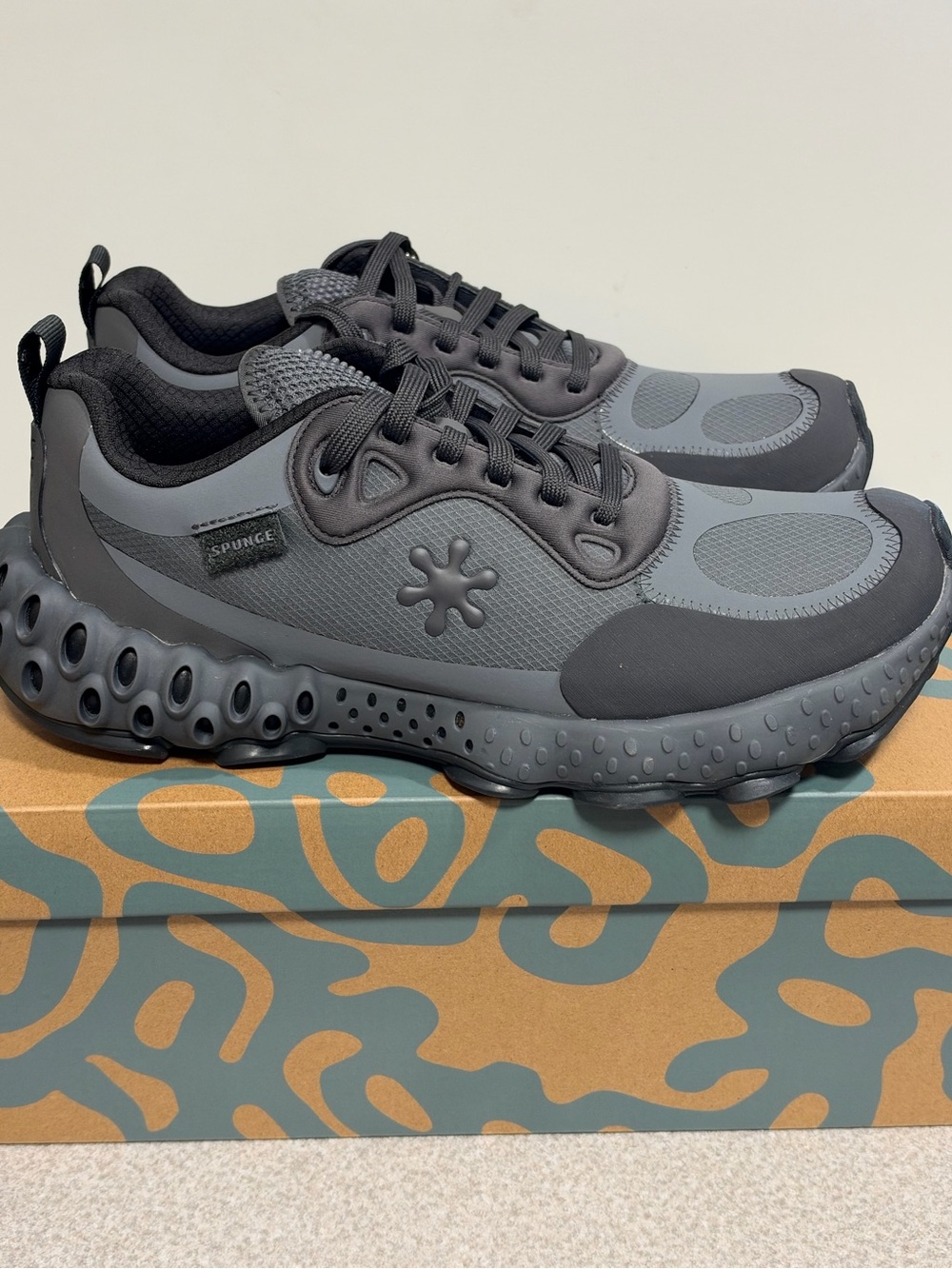 SPUNGE Osmosis by Salehe Bembury Orca Black Grey Size 10.5 Men NEW VSP25006